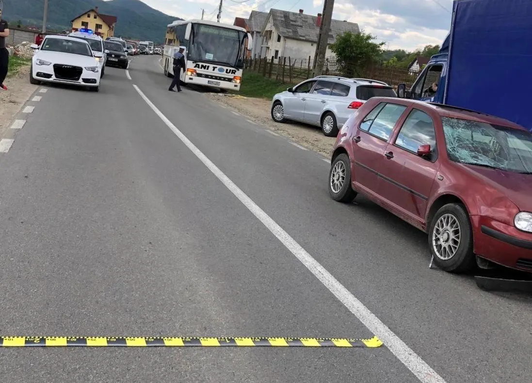 Pieton accidentat în timp ce încerca să traverseze neregulamentar strada (FOTO)