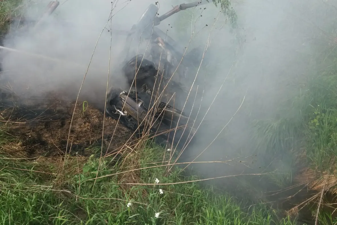 O mașină a luat foc după ce s-a răsturnat într-un șanț. Cinci persoane, printre care și un copil, transportate la spital (FOTO/VIDEO)