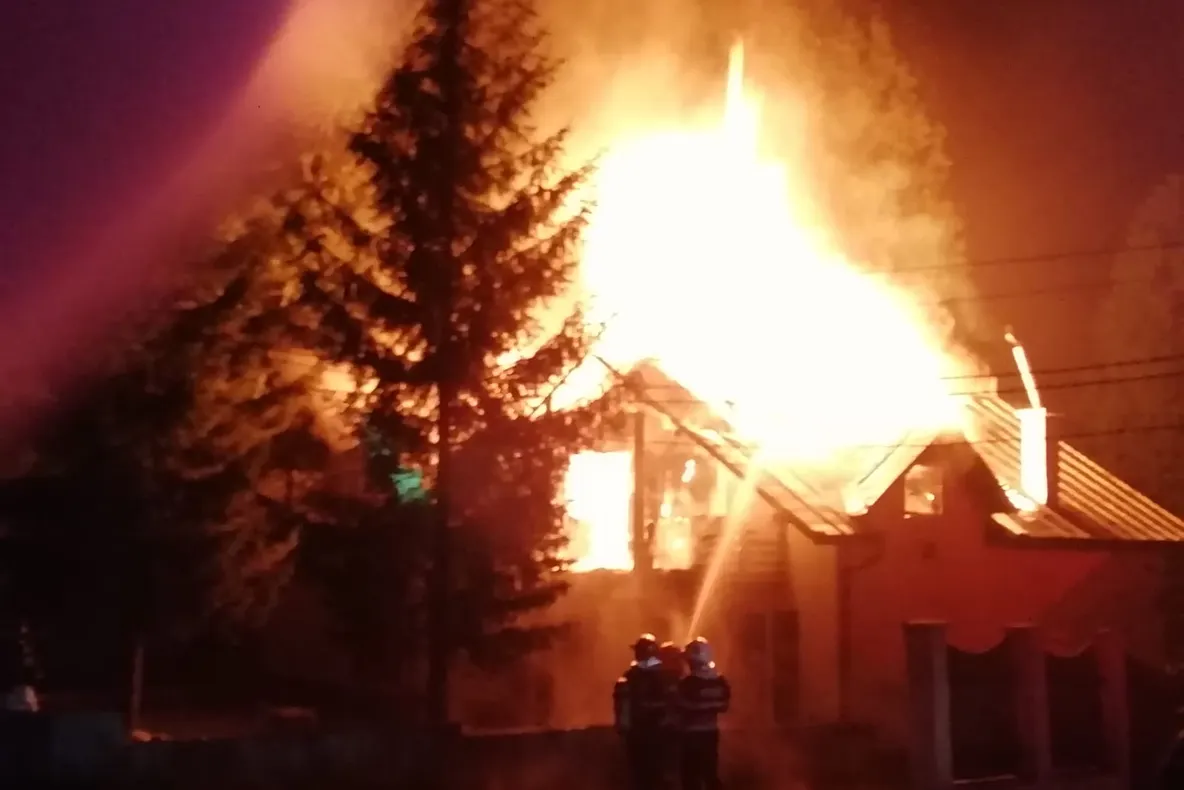 Fost motel din localitatea bistrițeană Crainimăt, cuprins de flăcări (FOTO/VIDEO)