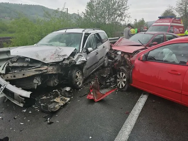 Trei autovehicule au fost implicate într-un accident rutier produs pe DN 17D, în Bistrița-Năsăud (FOTO)
