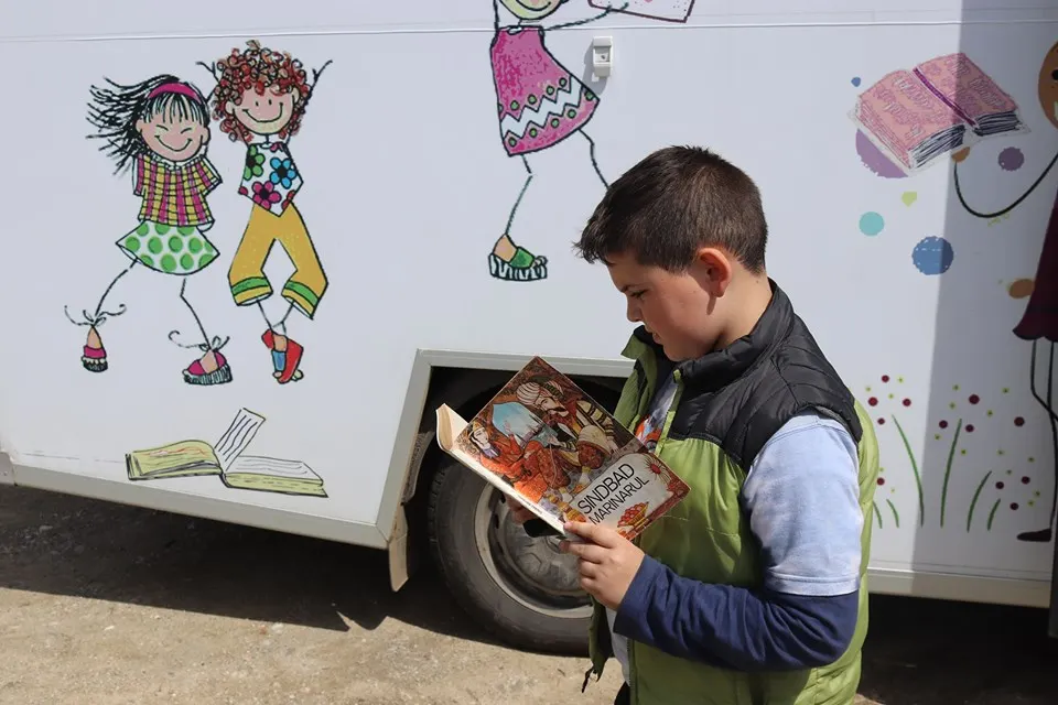 Bibliobuzul Bibliotecii Județene ”George Coșbuc” duce lectura mai aproape de elevi (FOTO)
