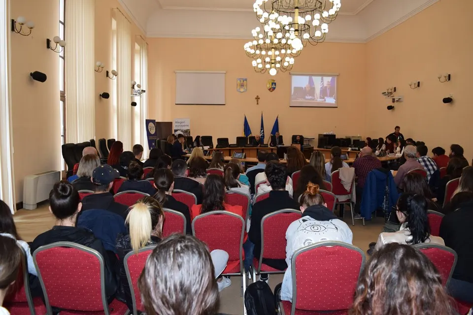 Centrul Europe Direct Bistriţa, în dialog cu tinerii pe tema importanţei votului