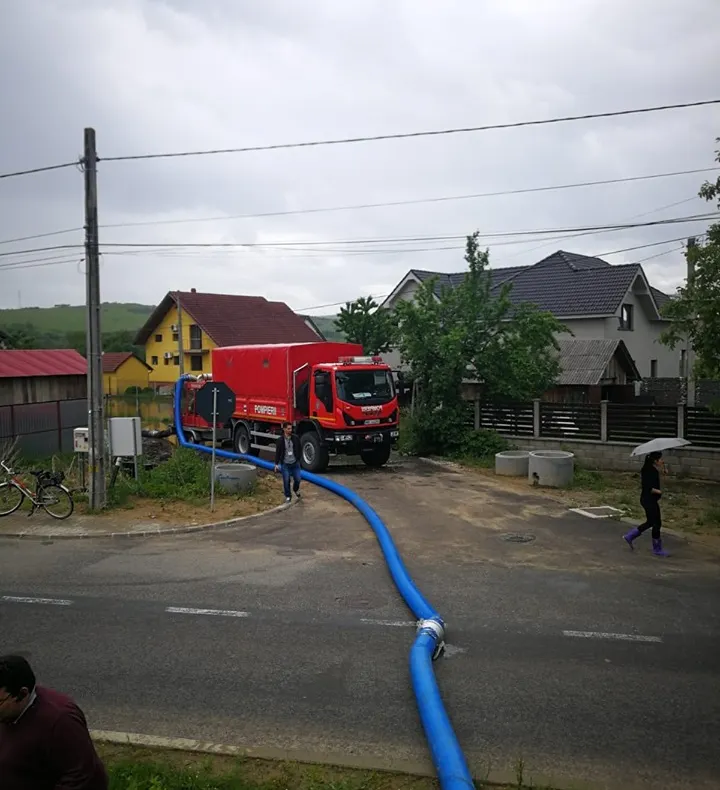 Misiunile pompierilor pentru sprijinirea populației din zonele afectate de inundații au continuat și miercuri