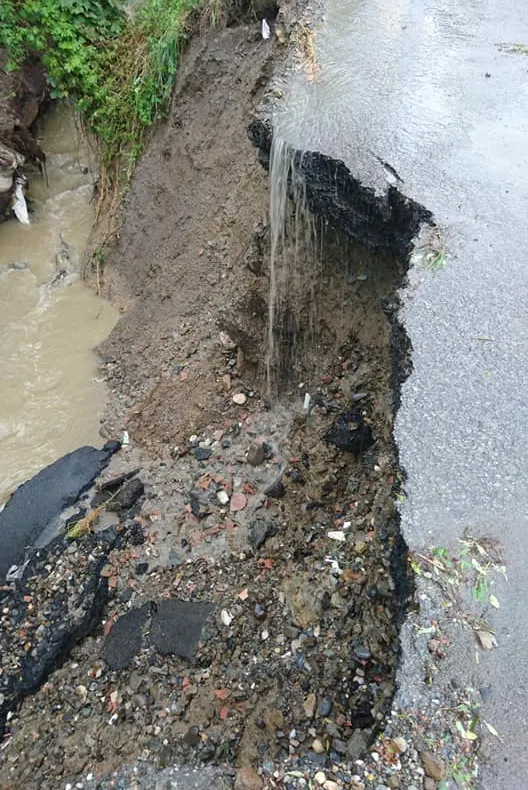 În urma ploilor din ultimele zile, o porțiune dintr-un drum județean din Bistrița-Năsăud s-a surpat (FOTO)