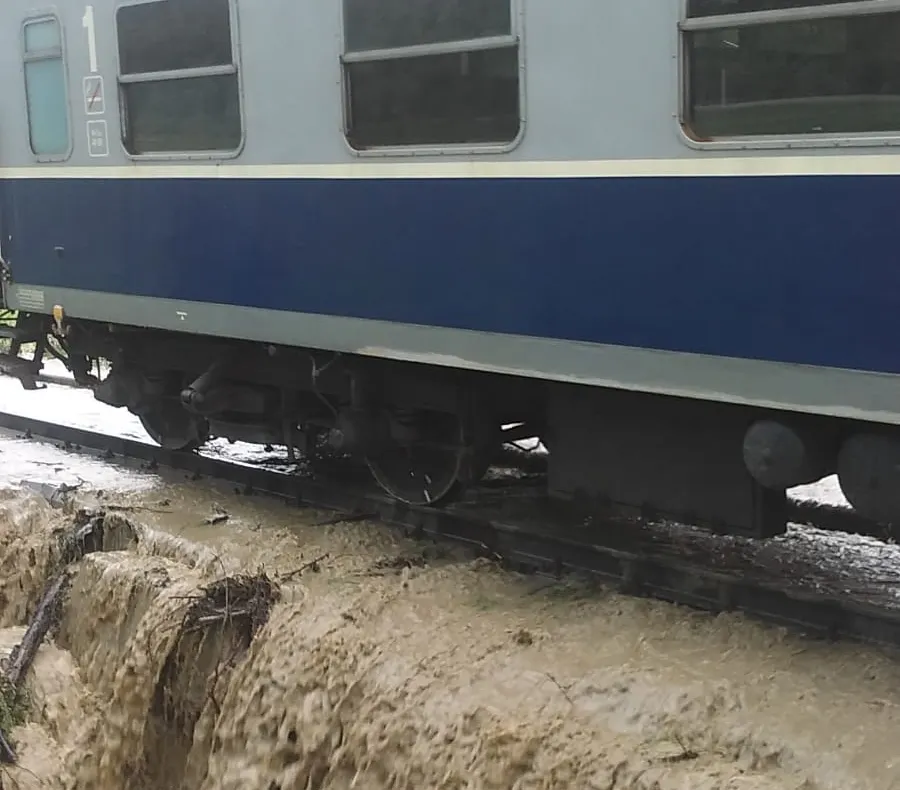 (FOTO) DN 17 D, blocat la Ilva Mică și Feldru, din cauza aluviunilor aduse de polile torențiale