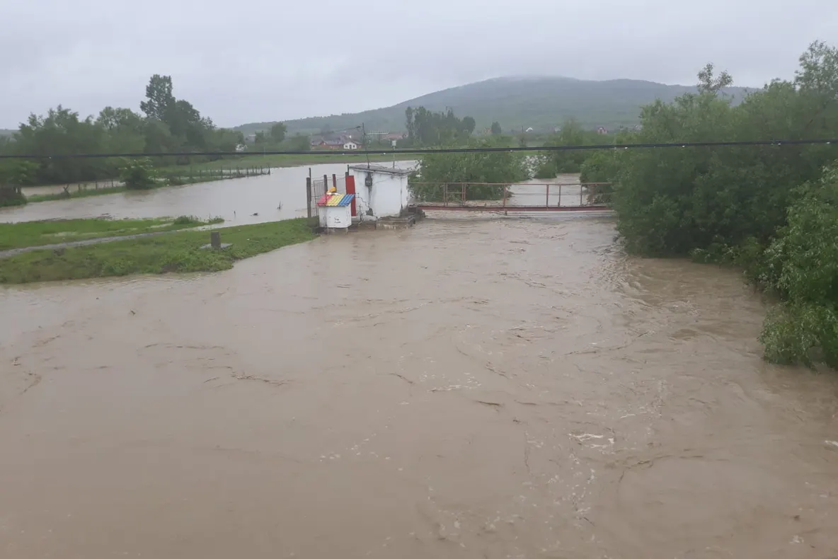 Cotele de apărare pe râurile din Bistrița-Năsăud, depășite! Codul roșu de inundații, în vigoare până la ora 15:00