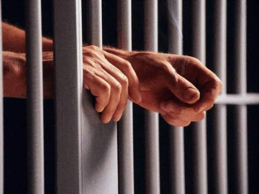 Doi bistrițeni condamnați pentru ucidere din culpă, duși la închisoare de polițiști