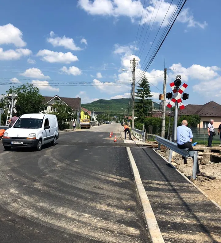 Trecerea la nivel cu calea ferată de pe strada Drumul Dumitrei vechi din Bistrița, complet reabilitată și modernizată. Urmează alte treceri (FOTO)