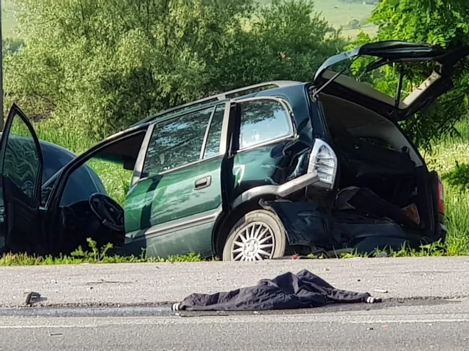Două persoane au fost rănite după ce două mașini s-au ciocnit pe DN 17 (FOTO)