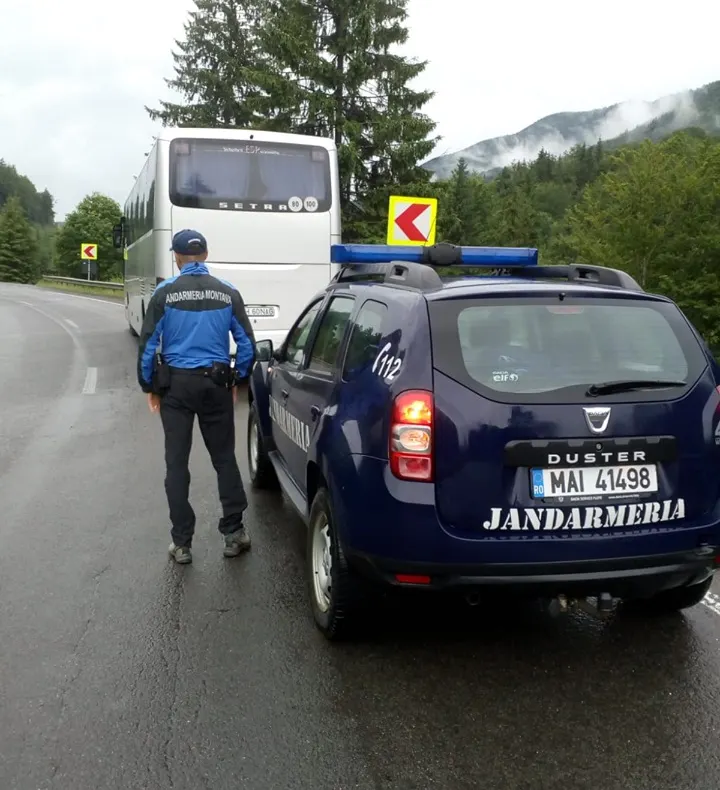 Turişti germani, sprijiniţi de jandarmii bistriţeni după ce autocarul cu care călătoreau a suferit o defecţiune la motor (FOTO)
