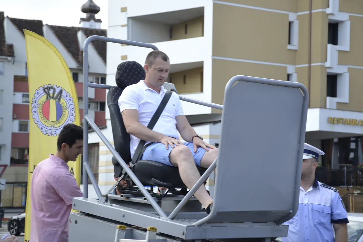 Șoferii prinși fără centură,puși să testeze simulatorul de accidente (FOTO/VIDEO)