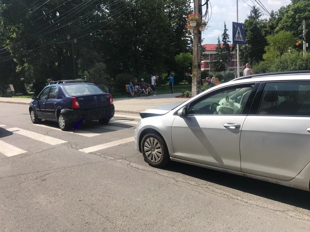 Mașină oprită la o trecere de pietoni în orașul Năsăud, lovită din spate de un alt autoturism! Un pasager a fost rănit
