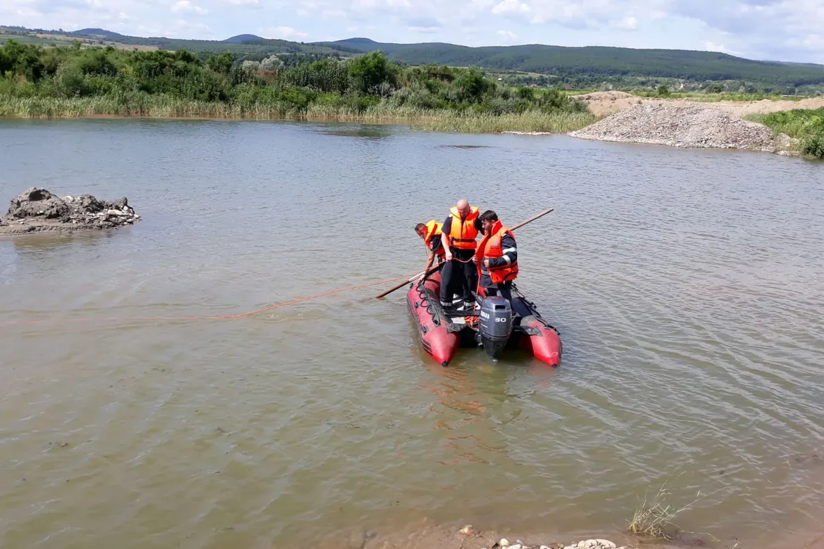 Un tânăr de 32 de ani este căutat de pompieri după ce se crede că acesta s-ar fi înecat (FOTO/VIDEO)