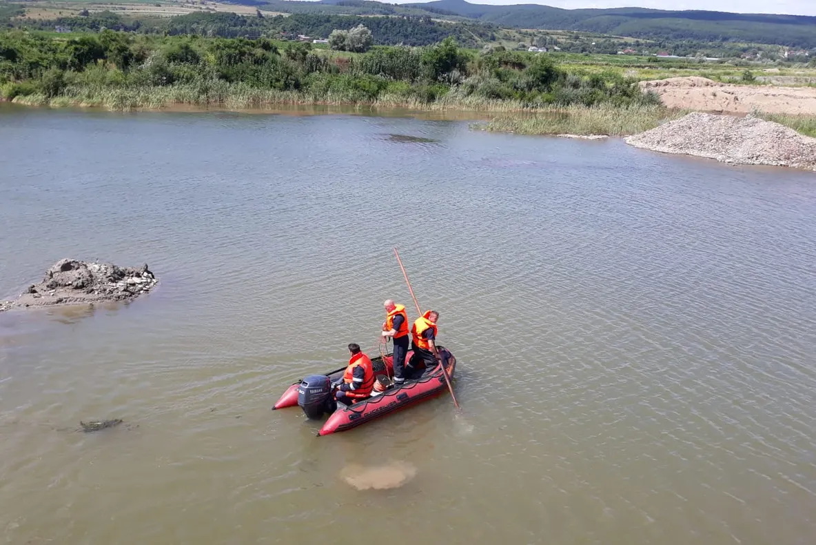 Pompierii bistrițeni caută o persoană despre care se crede că ar fi căzut într-un lac
