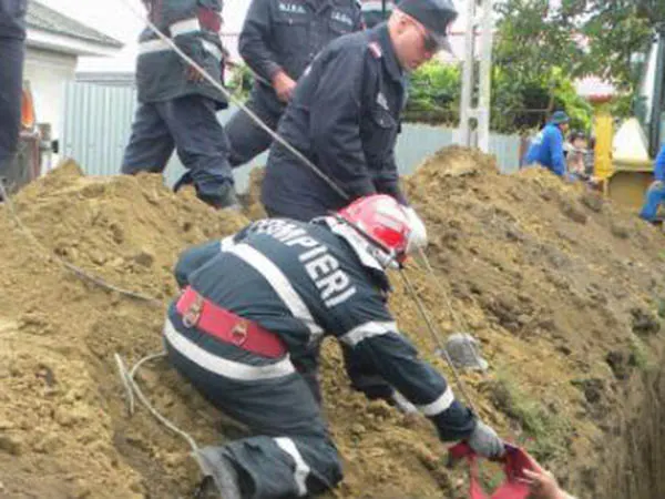 Bărbat prins sub un mal de pământ, salvat după patru ore în Bistrița-Năsăud