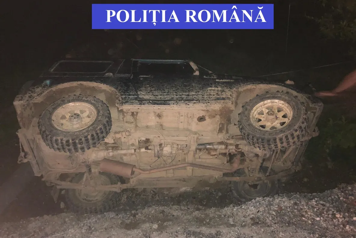 Cu polițiștii pe urme, un tânăr din Bistrița-Năsăud a ajuns cu mașina într-un șanț! De acum nu mai are zile bune