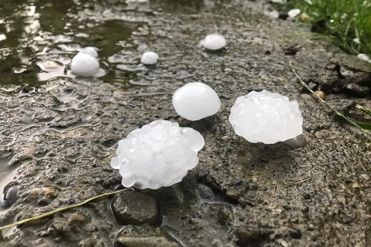 Grindină de mărimea unui ou de porumbel, în Bistrița-Năsăud (FOTO)