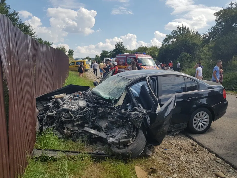 FOTO: Grav accident rutier pe DN 17C, în Bistrița-Năsăud. Trei victime au rămas blocate în mașini