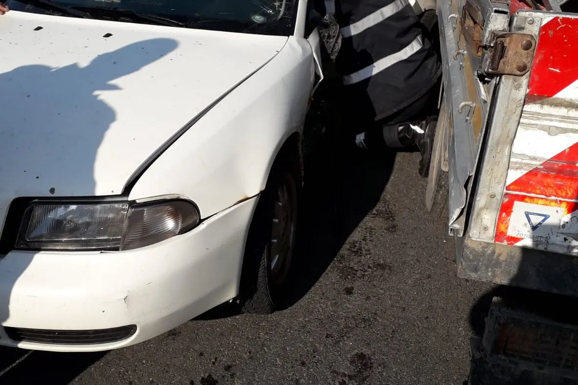 Un bărbat a rămas încarcerat în urma unui accident rutier produs în localitatea Mijlocenii Bârgăului din Bistrița-Năsăud