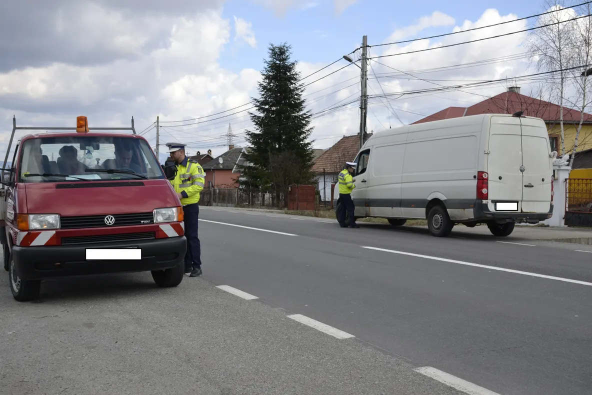Polițiștii vor verifica în trafic autobuze, microbuze, precum şi alte autovehicule de transport persoane sau mărfuri