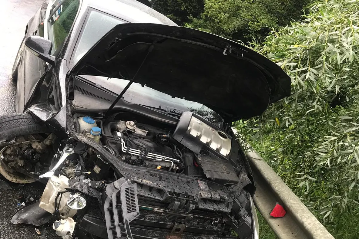 (FOTO) Accident cu trei mașini implicate, în Năsăud! Unul dintre șoferi nu a adaptat viteza la condițiile de drum