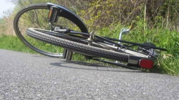 Băut, un bistrițean a căzut împreună cu copilul de 5 ani de pe bicicletă! Ambii au ajuns la spital