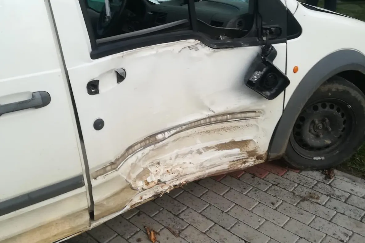 Tânăr implicat într-un accident rutier, transportat la spital