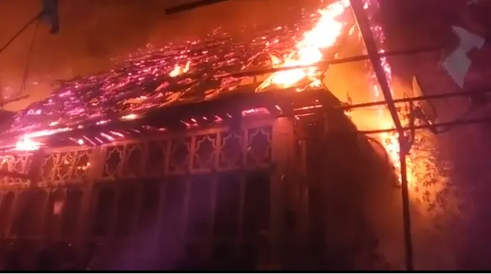 Atelier de tâmplărie și o casă, făcute scrum în urma unui puternic incendiu (VIDEO)