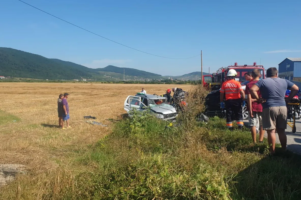 Impact violent între două mașini, în Bistrița-Năsăud. O persoană a rămas blocată într-unul dintre autoturisme (FOTO/VIDEO)