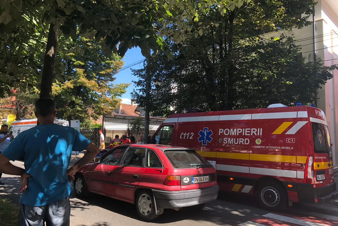 Bătrână de 80 de ani, lovită de mașină pe o trecere de pietoni din Bistrița! Șoferul era băut zdravăn