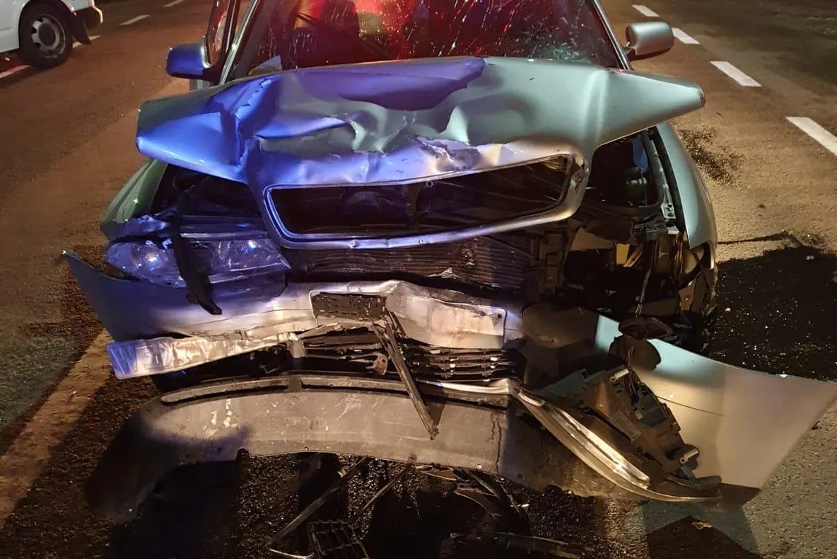 FOTO: Șofer din Bistrița-Năsăud, în prag de comă alcoolică la volan! A șifonat zdravăn două mașini