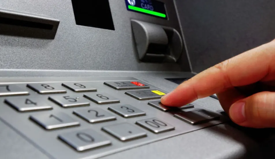 VIDEO: Bistrițean, arestat în India, după ce a instalat dispozitive electronice cititorul de carduri și tastatura unui bancomat!  Încă un român este căutat de autorități