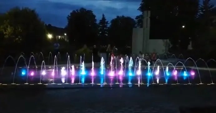 Fântână arteziană muzicală, cu jocuri de apă și lumini, amenajată în centrul orașului Năsăud (VIDEO)