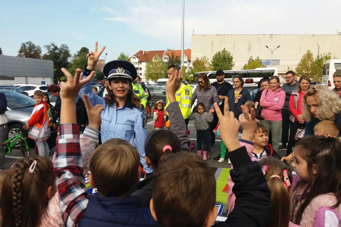 (FOTO) Verde la educație pentru circulație: aproape 100 de copii din Bistrița au  fost prezenţi la ora de educaţie rutieră, susținută de polițiști