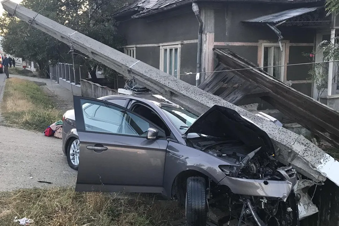 Un sucevean a provocat un accident rutier în Bistrița-Năsăud. Mașina pe care o conducea a rupt un stâlp de electricitate și a distrus gardul unui imobil (FOTO)