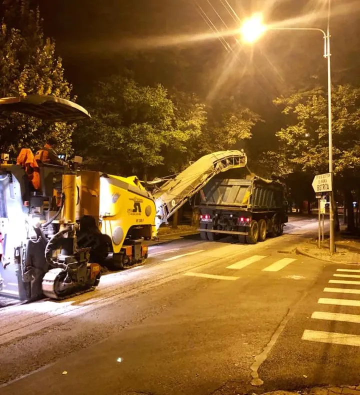 Lucrările privind modernizarea covorului asfaltic de pe Bulevardul Republicii din Bistrița, în toi (FOTO/VIDEO)