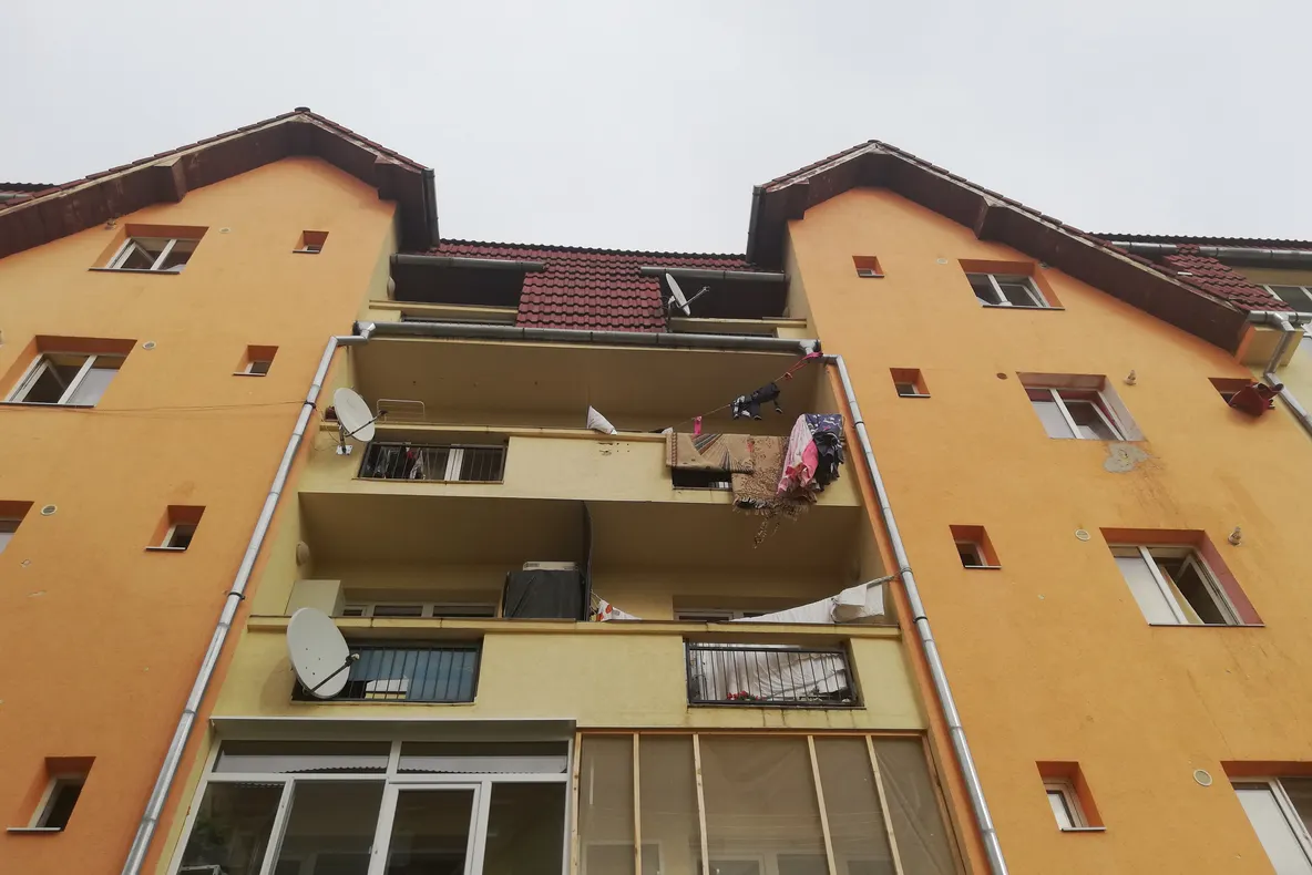 Copil de 6 ani, căzut de la etajul 3 al unui bloc din Bistrița! Micuțul a scăpat cu viață