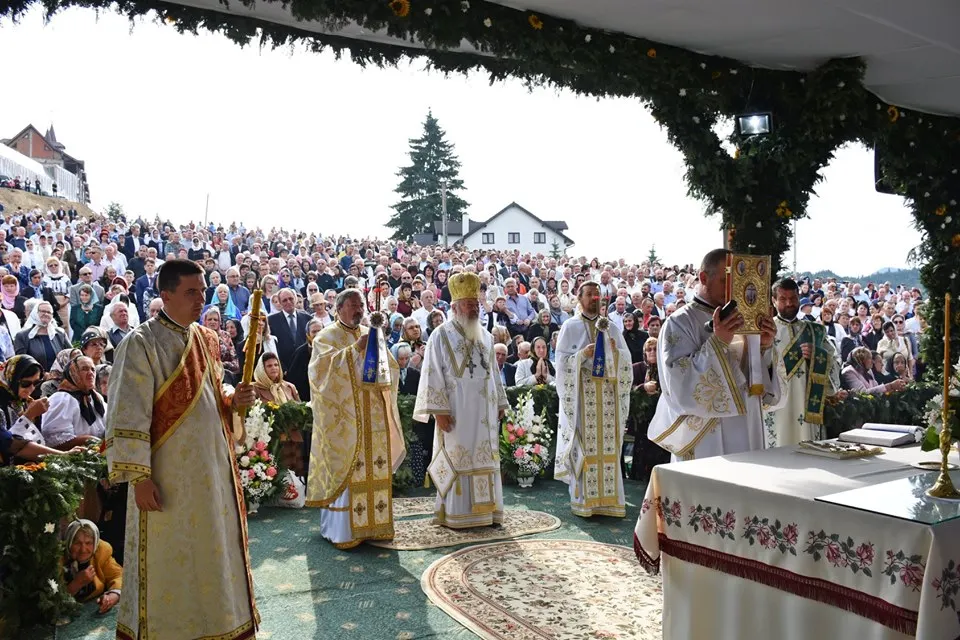 Mii de credincioși, prezenți la hramul Mănăstirii „Nașterea Maicii Domnului” de la Piatra Fântânele (FOTO)