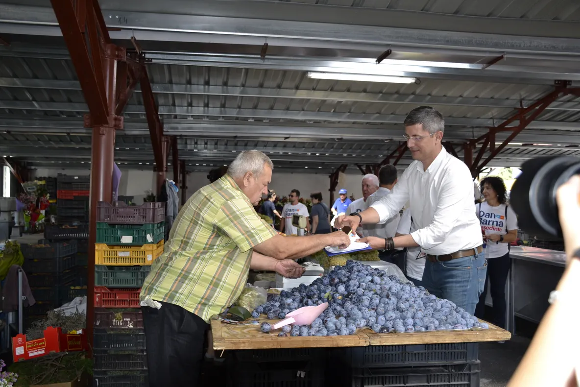 Liderul USR, Dan Barna, la Bistrița, în plină campanie de strângere de semnături pentru susținerea candidaturii sale la alegerile prezidențiale (FOTO/VIDEO)