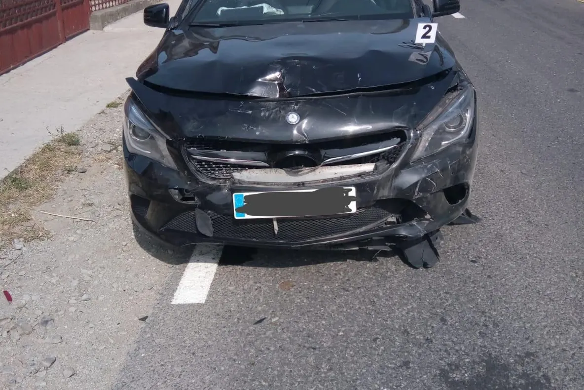 Accident rutier într-un cartier al Năsăudului! O mașină a fost proiectată într-un stâlp