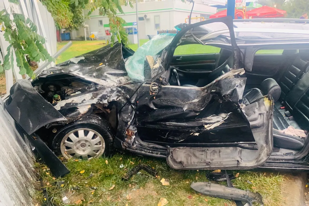 Fără permis, a gonit prin străzile din Bistrița! Un tânăr a ajuns la spital, după ce a ajuns cu mașina într-un gard de beton