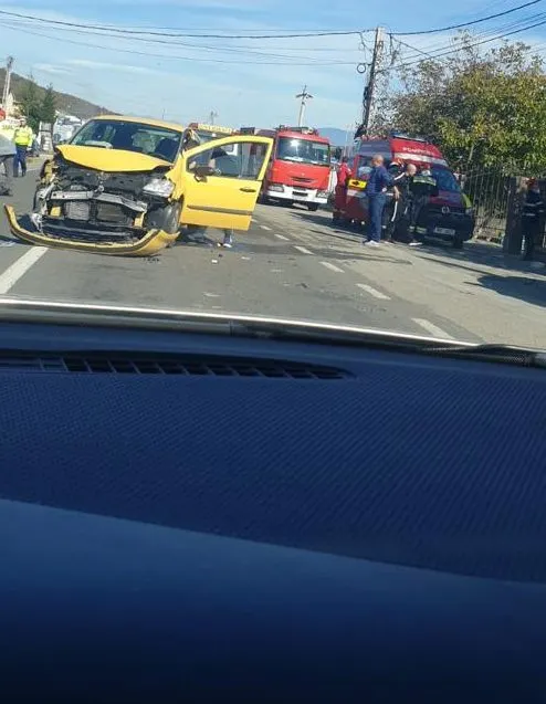 Coliziune între două mașini, pe DN 17, în Viișoara