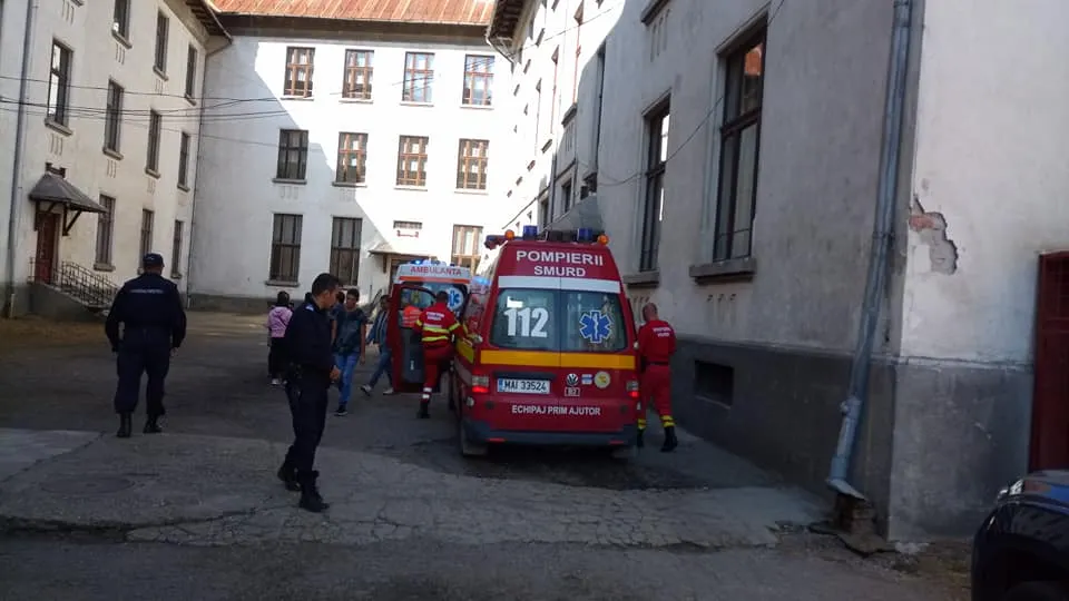 Incident îngrozitor la școală! Un copil de 13 ani a căzut în gol de la circa 8 metri înălțime