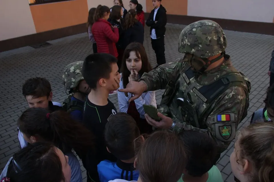 Militarii Brigăzii 81 Mecanizată „General Grigore Bălan”, în mijlocul a peste 500 de elevi ai unui liceu din Bistrița-Năsăud (FOTO)