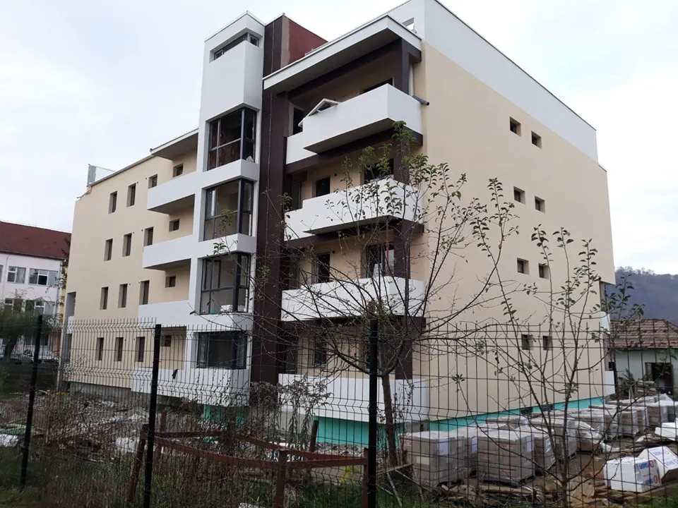 Lucrări în toi la blocul ANL din orașul Beclean. Apartamentele vor putea fi închiriate de specialiștii în sănătate