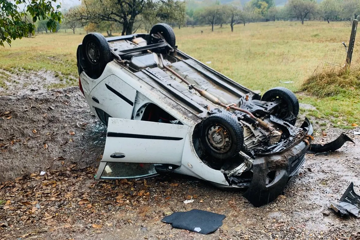 Autoturism răsturnat pe DN 17 C, în Bistrița-Năsăud. O persoană a ajuns la spital