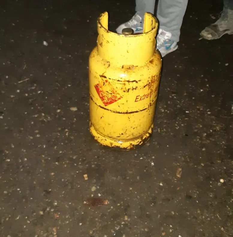 FOTO: Incendiu la o locuință dintr-un sat bistrițean, după ce o butelie a explodat