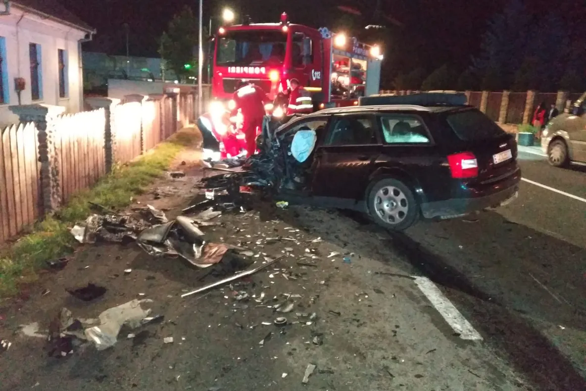 Grav accident rutier în Bistrița-Năsăud. Un tânăr a decedat, iar alte șase persoane au fost transportate la spital (FOTO)