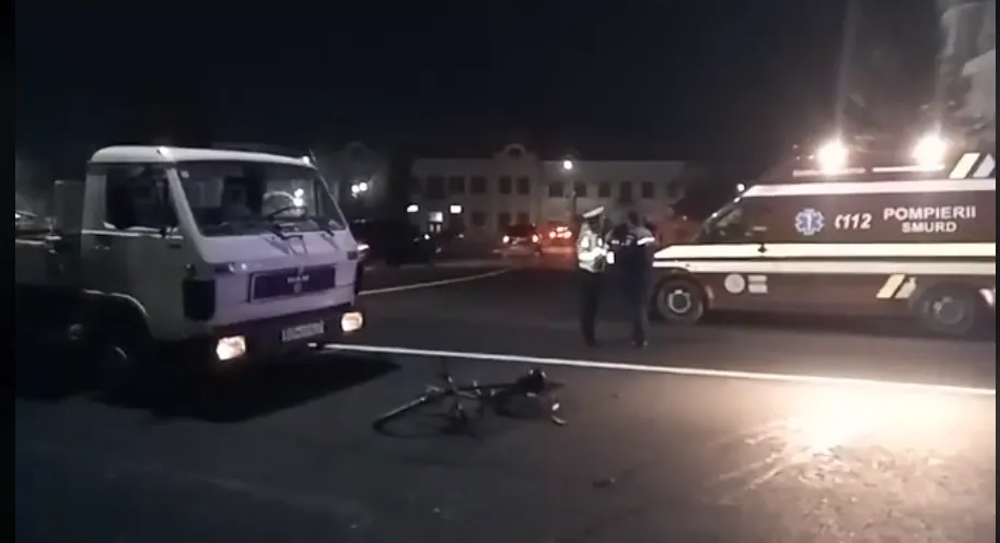 VIDEO: Trei copii, loviți de o autoutilitară în centrul Năsăudului! Toți circulau pe o singură bicicletă