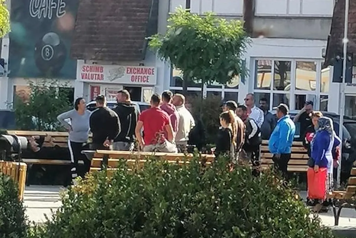 (UPDATE) VIDEO: Scandal în Năsăud! Două clanuri de romi s-au luat la bătaie
